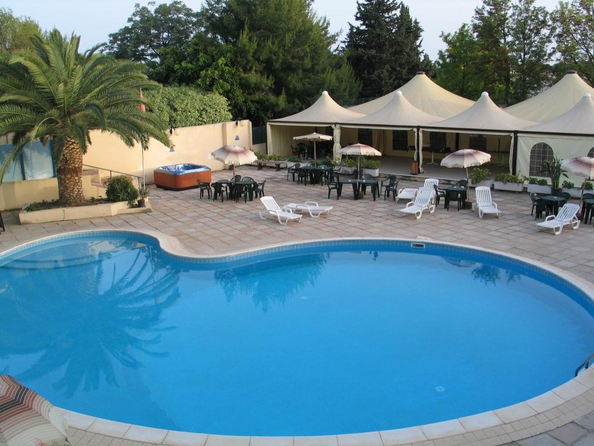 Hotel Califfo Quartu SantʼElena Εξωτερικό φωτογραφία