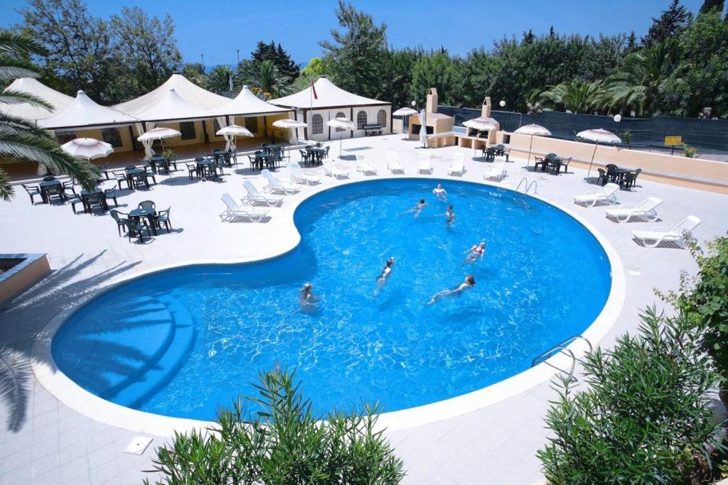 Hotel Califfo Quartu SantʼElena Εξωτερικό φωτογραφία